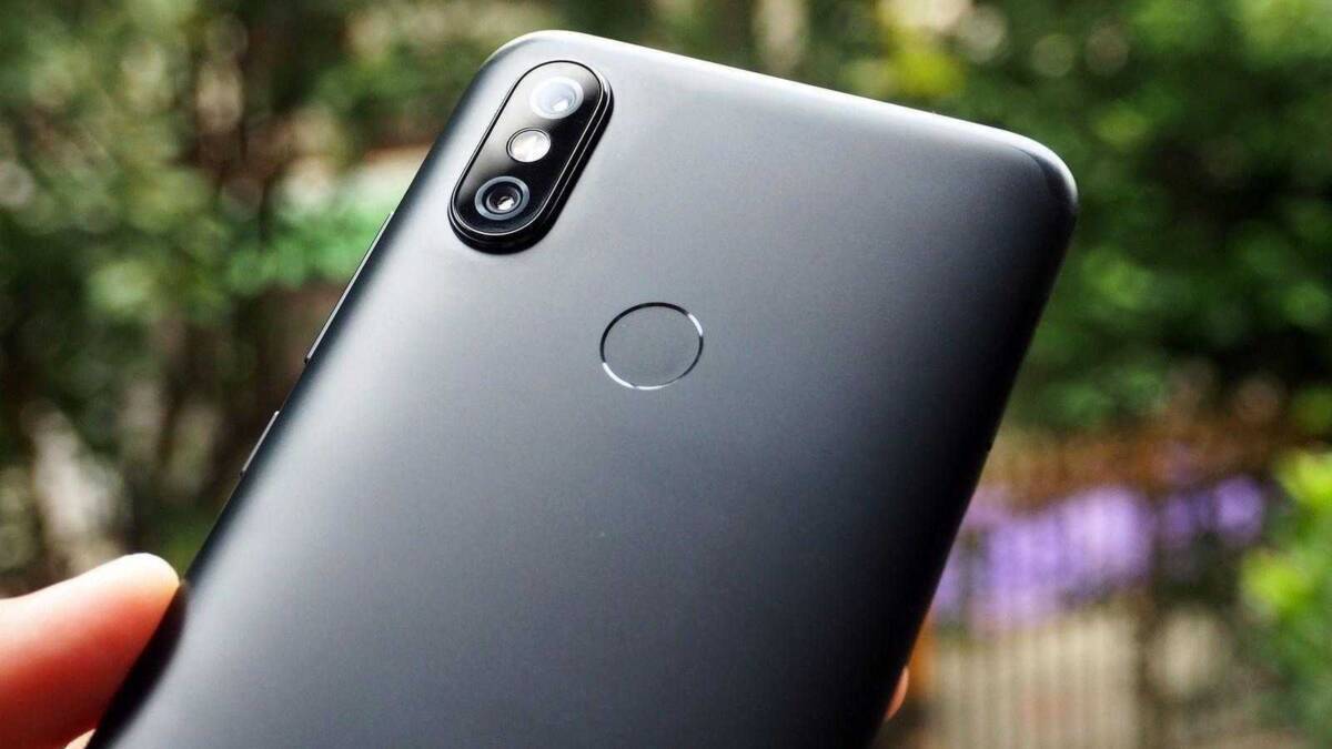 Задняя часть смартфона Xiaomi Mi A2 с тройной камерой и отпечатком пальца