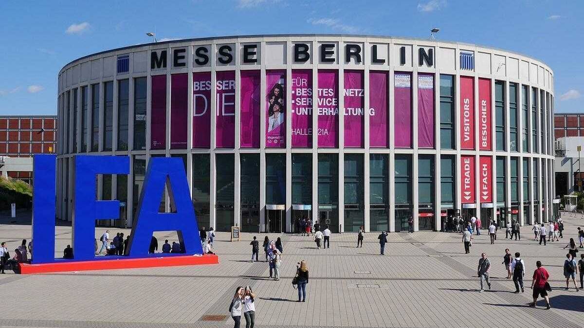 Вид фасада выставочного центра Messe Berlin с крупной надписью LA