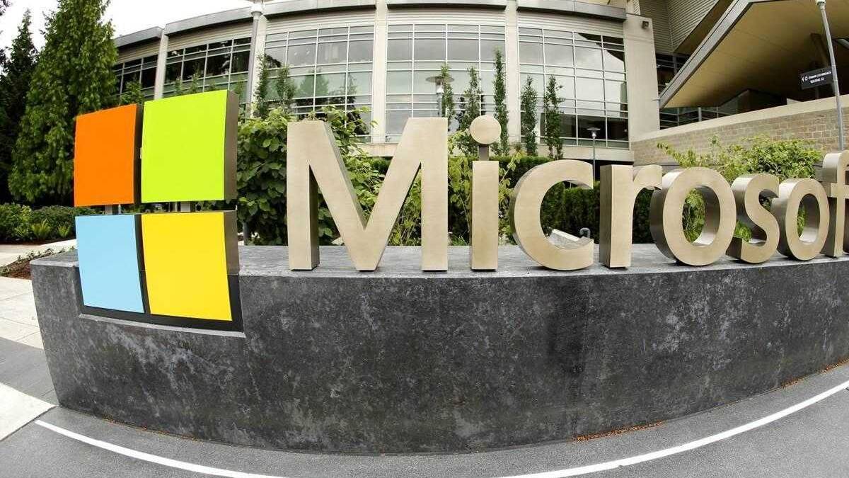 Вид входа на офис Microsoft с логотипом на каменном основании