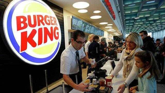 Люди на кассе в ресторане Burger King в очереди