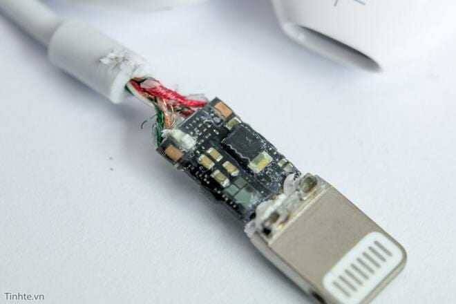 Apple оставят новые iPhone без переходника для наушников 3 Разобранный кабель USB с внутренними компонентами и проводами