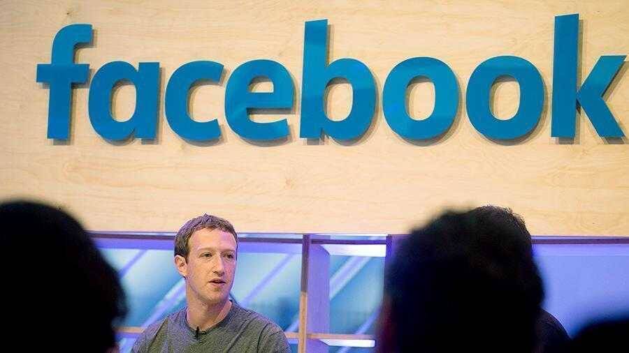 Логотип Facebook на стене за сценой на мероприятии