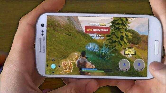 Fortnite не выйдет в Google Play 3 Игровой экран смартфона Samsung Galaxy на руке
