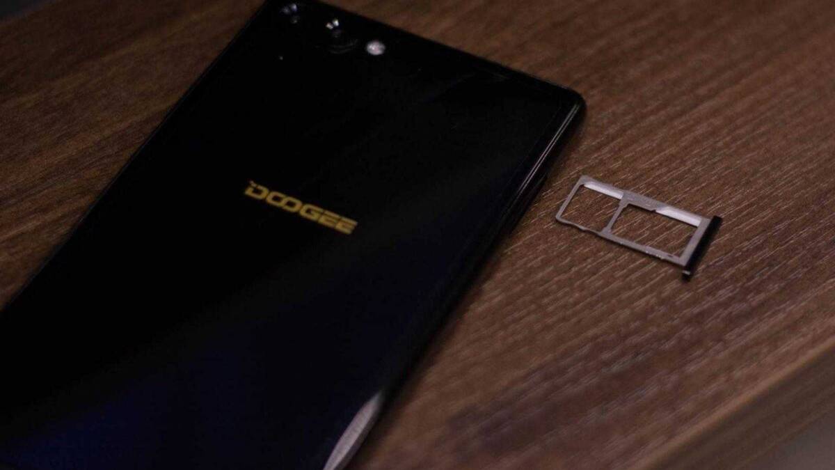 смартфон Doogee с задней панелью и SIM-людьми