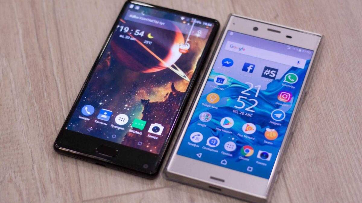 Два смартфона Xperia и Xperia XZ1 на деревянном фоне