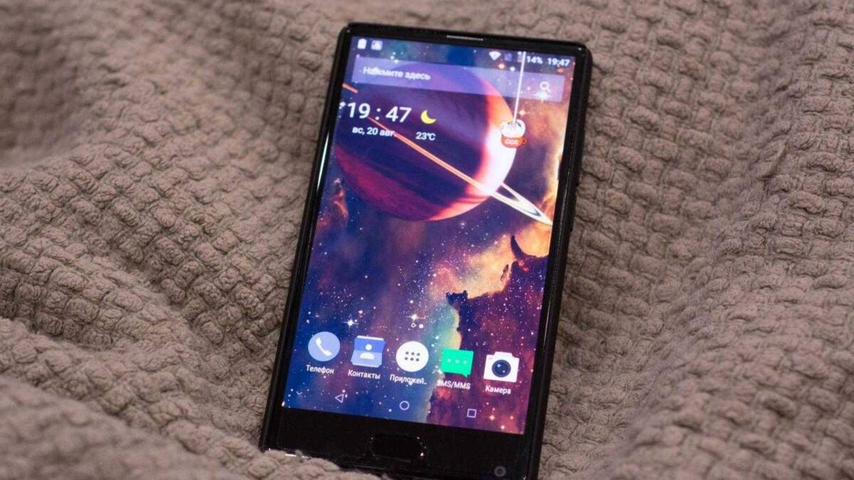 Смартфон Sony Xperia с ярким космическим фоном на дисплее