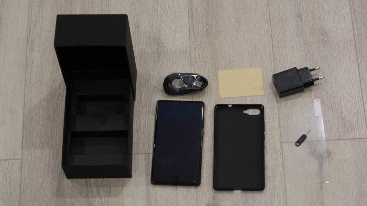Комплект аксессуаров и компонентов для смартфона на столе
