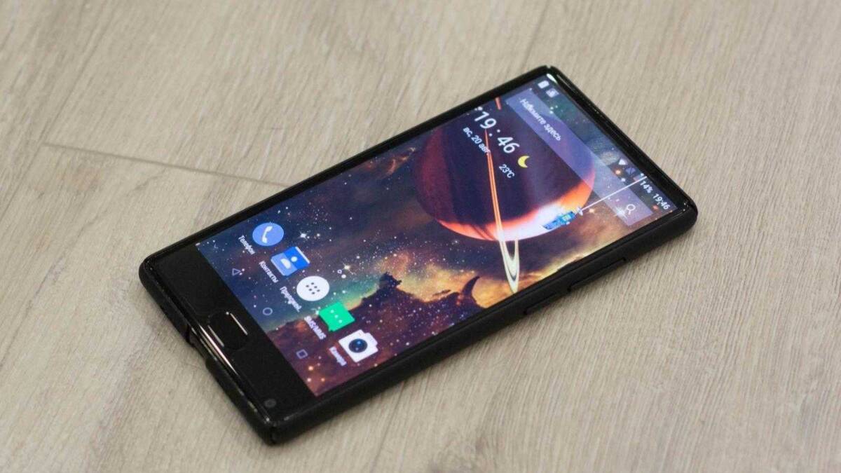 Смартфон Xiaomi с дисплеем и интерфейсом Android 9.0 Pie