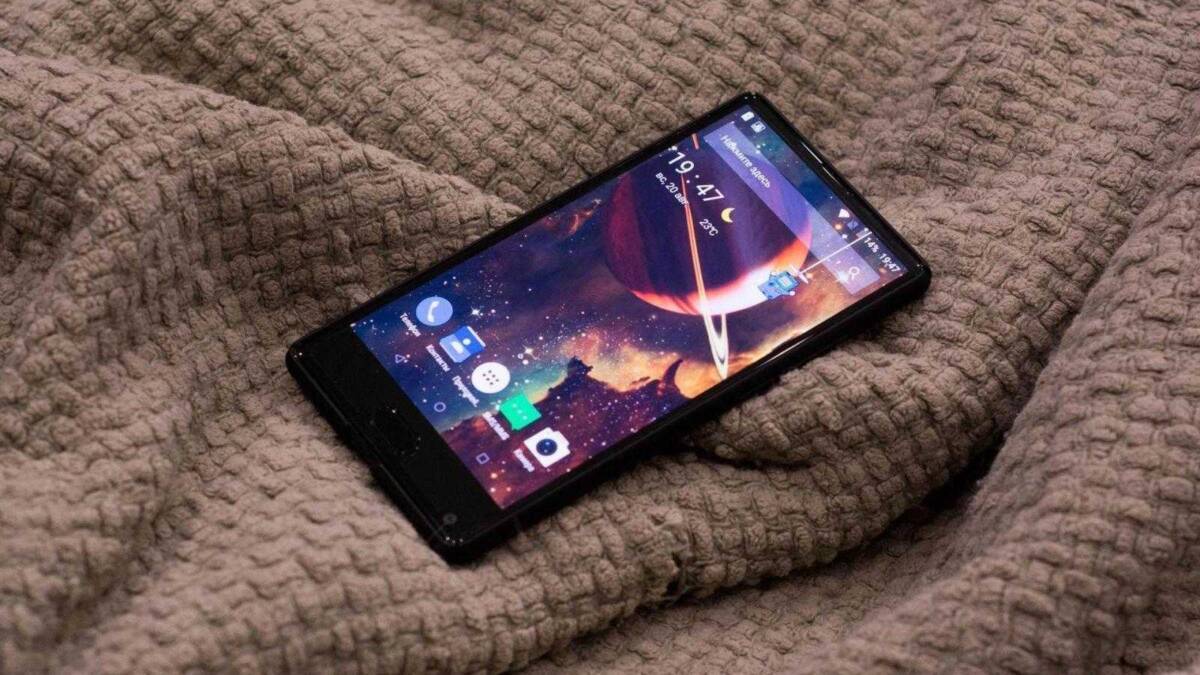 Смартфон Doogee Mix на мягкой тканевой поверхности