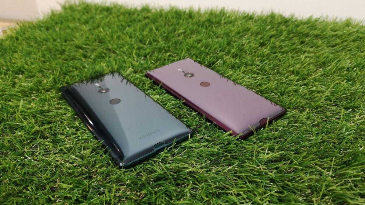 Задняя сторона Sony Xperia XZ3 Два смартфона Sony Xperia на искусственной траве