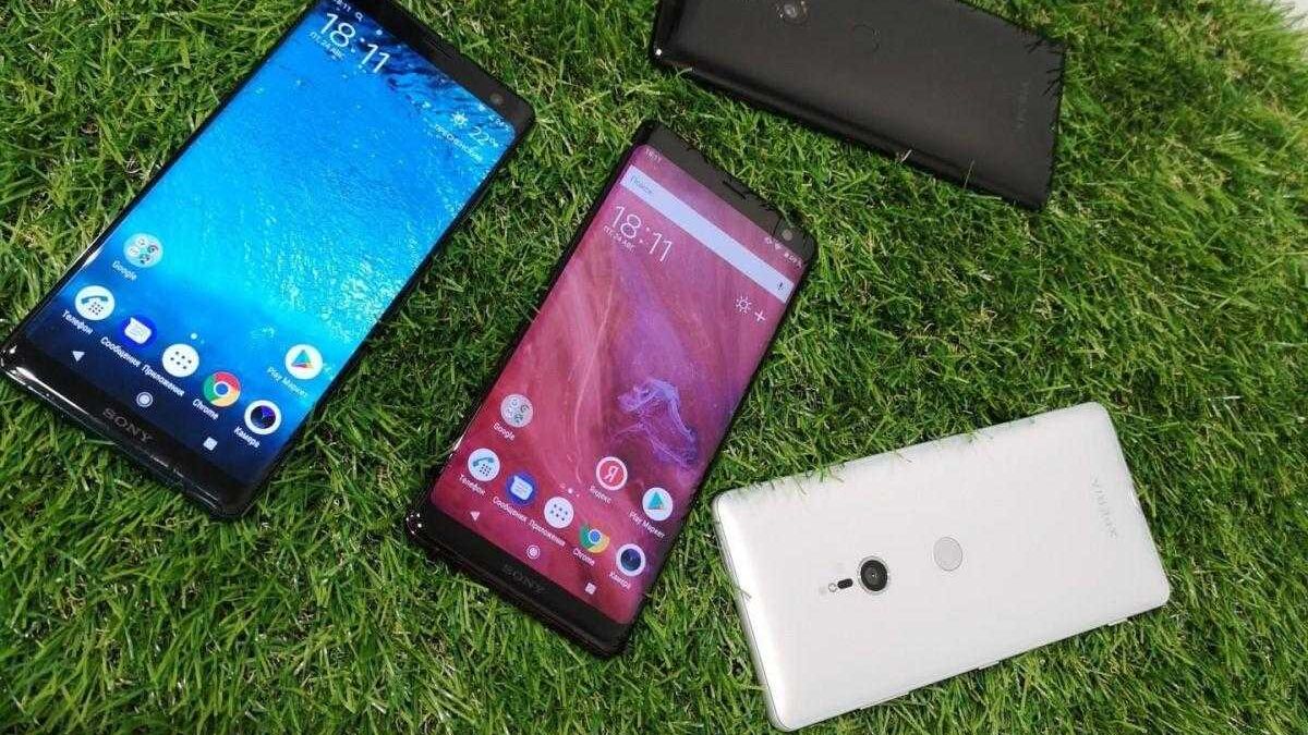 Две смартфонные камеры Sony и Sony Xperia на траве