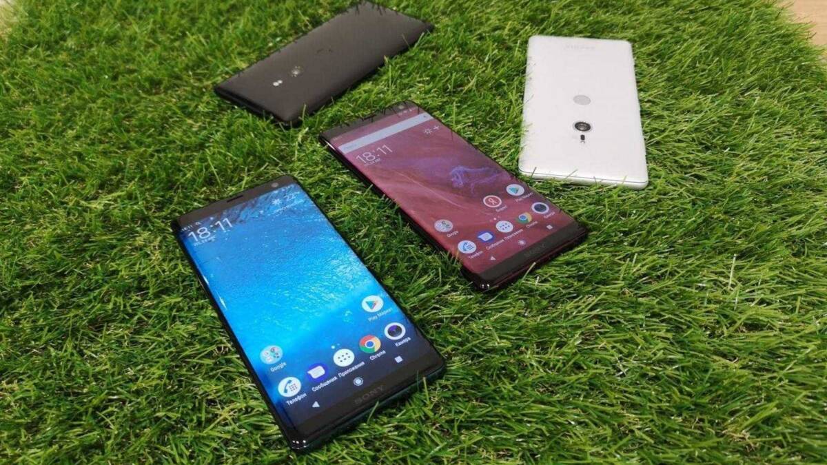 IFA 2018. Флагманский Sony Xperia XZ3 представлен официально 5 Смартфоны Sony Xperia на зеленом травяном фоне