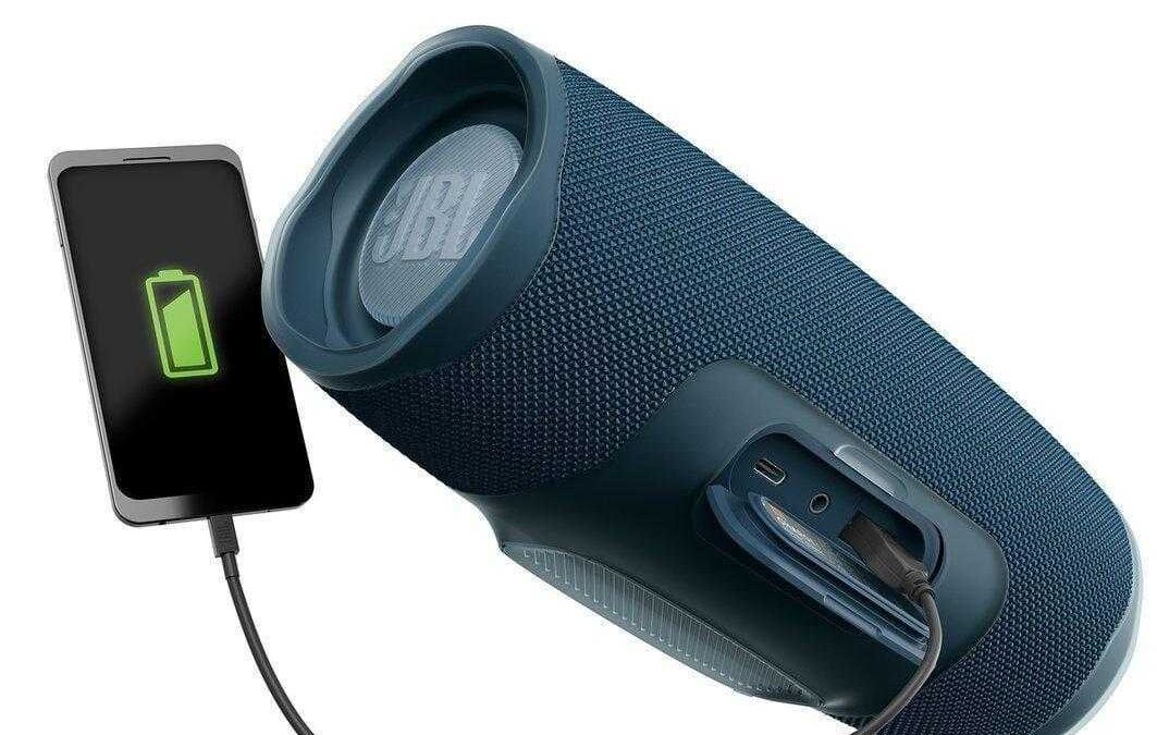 Портативная акустическая колонка JBL Endurance Peak с подключенным кабелем