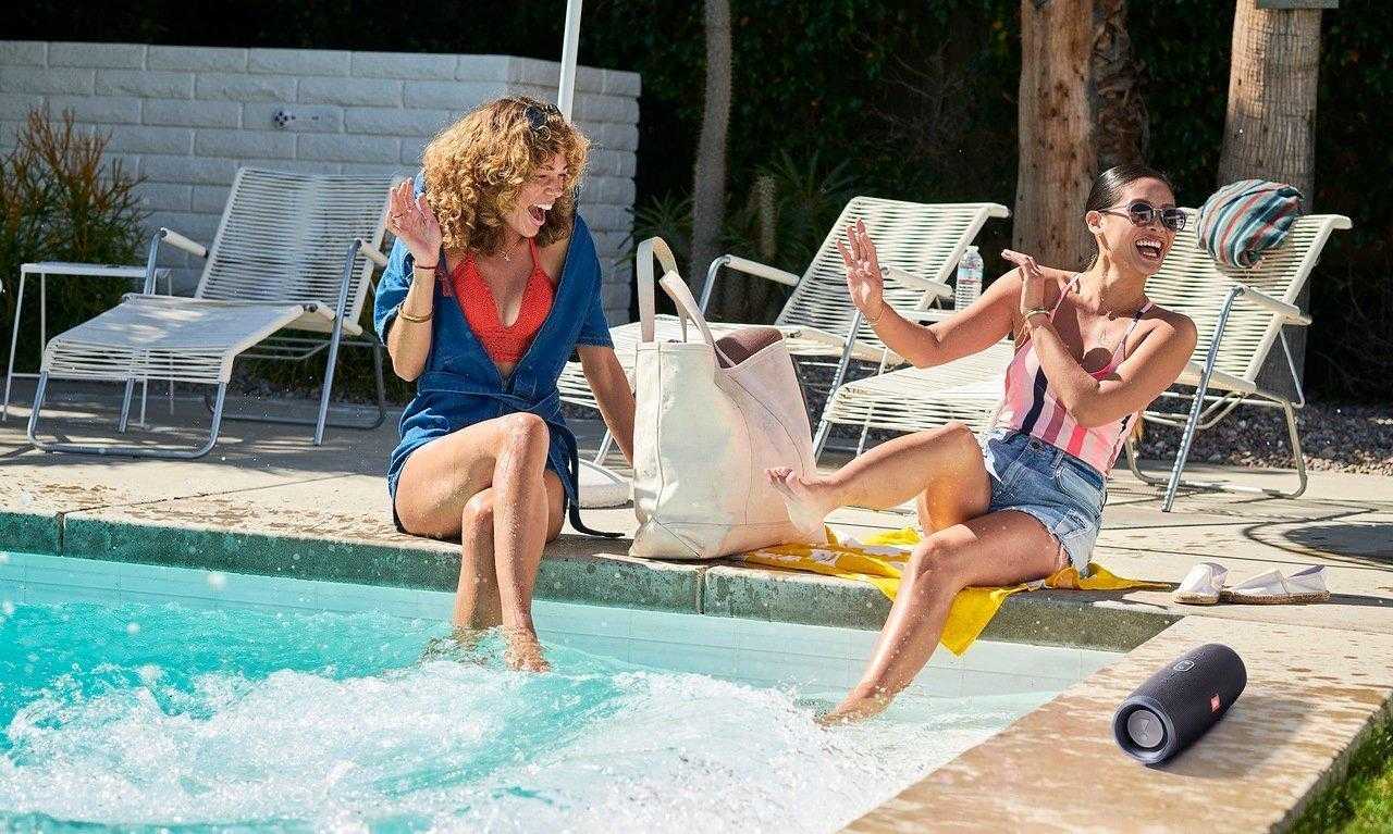 JBL Charge 4 Lifestyle Pool Party3 MIdnight Black