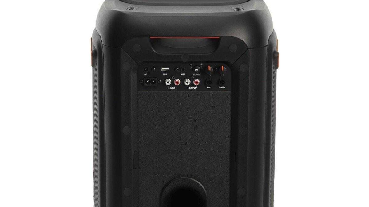 Задняя часть портативной колонки JBL Charge 4 с интерфейсами