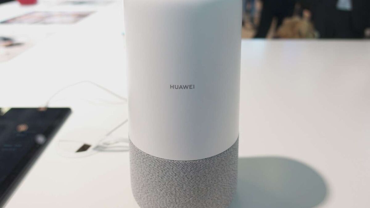 Умная колонка Huawei с тканевым основанием и корпусом белого цвета