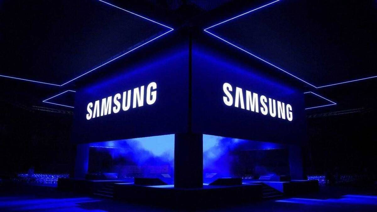 Заглавный экран с логотипом Samsung на сцене