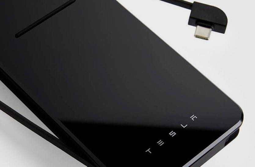 Беспроводная портативная зарядка Tesla для iPhone с черным глянцевым корпусом