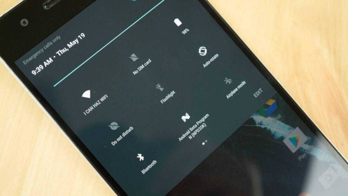 Экран телефона с настройками режима на Android в ночной режим