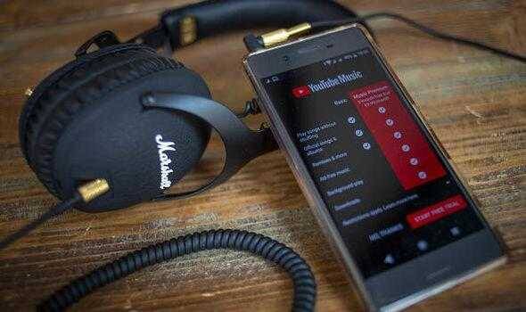 Google обновит YouTube Music 3 На изображении наушники Marshall и смартфон с интерфейсом YouTube Music