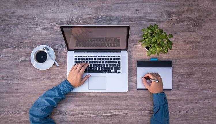 Стала известна цена нового MacBook 3 Рабочий стол с ноутбуком MacBook и графическим планшетом