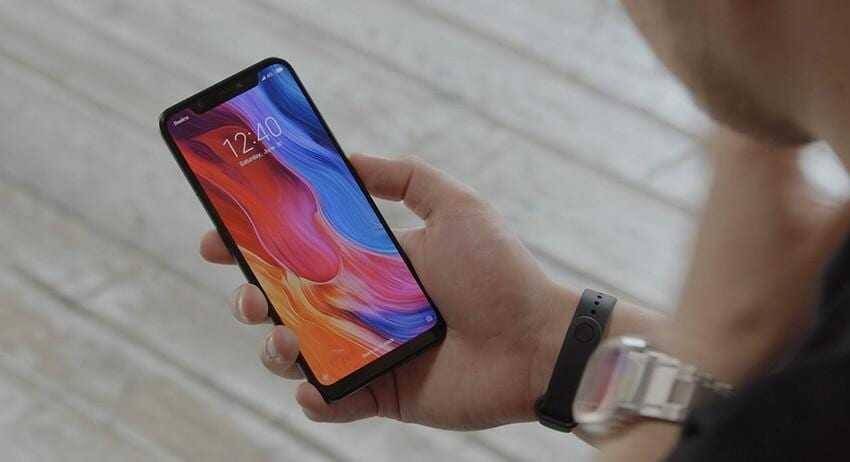 Xiaomi назвала цены на новый смартфон Mi8 в России 3 Человек держит смартфон Xiaomi Mi8 в руке