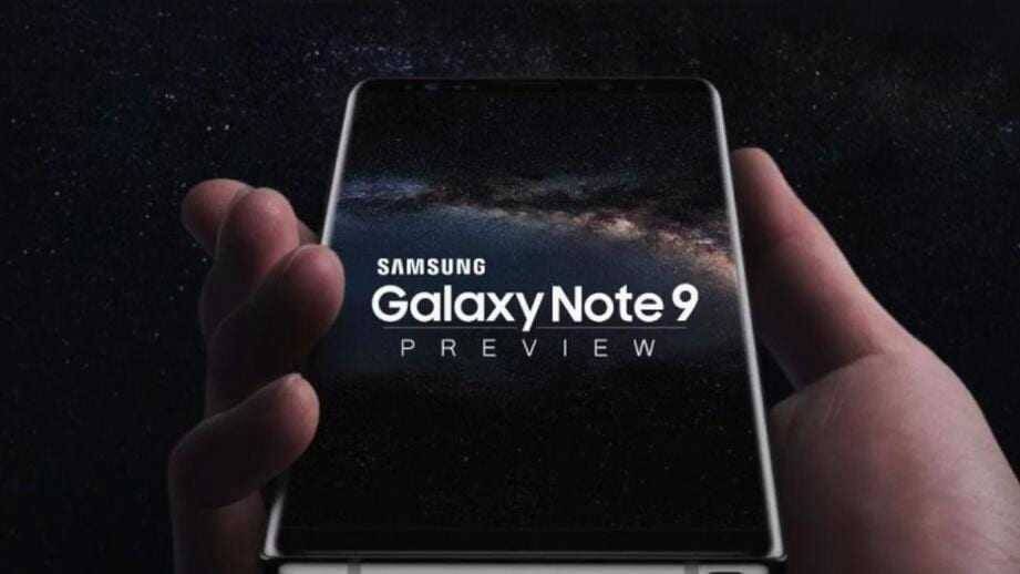 Планшет Samsung Galaxy Note 9 в руке с отображением космоса