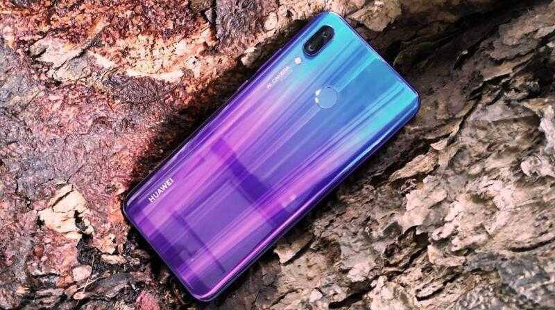 Смартфон Huawei nova 3 с синим градиентом на задней панели