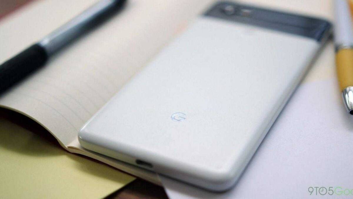 Картинка смартфона Google Pixel 3 XL на бумаге и с ручкой