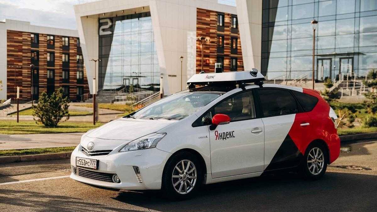 Автомобиль Яндекс с устройством для беспилотного такси