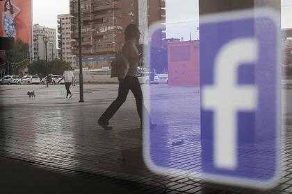 Facebook запросил доступ к банковским счетам пользователей 3 Вид на окно кофе с логотипом Facebook* и прохожими в городе