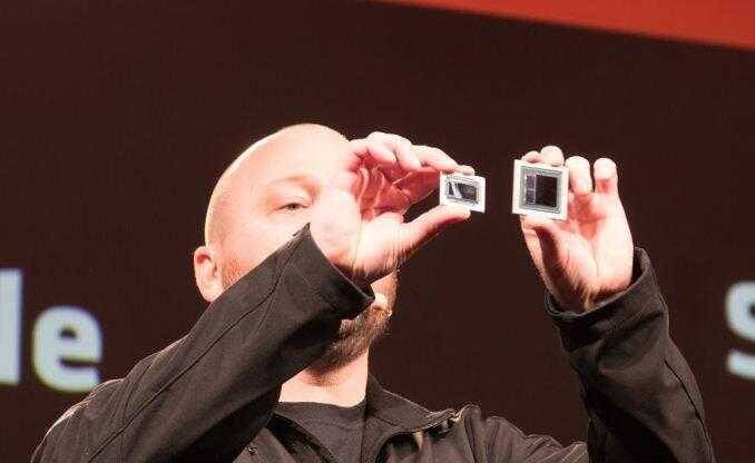 Человек держит две графические платы AMD для консоли
