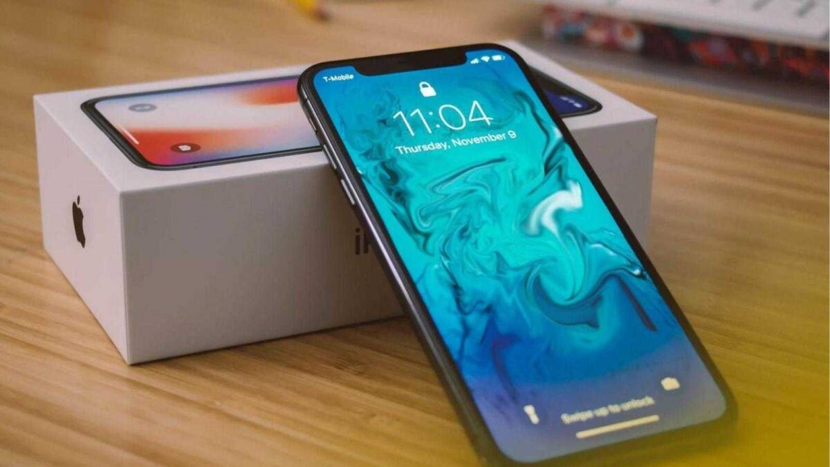 Айфон 11 на коробке и передний вид телефона
