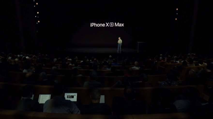 Apple представила самый мощный iPhone XS и XS Max 25 Презентация нового iPhone XS Max на сцене