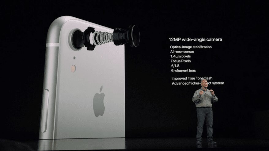 Apple выпустила iPhone XR 12 Экран приложения Яндекс с информацией о скидках и бонусах для болельщиков