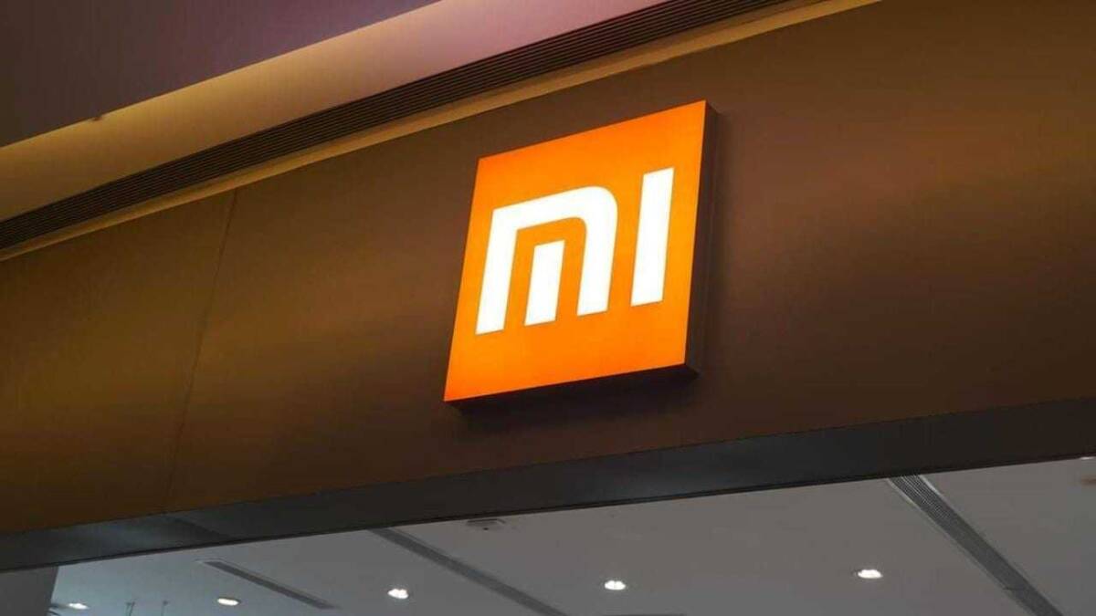 Значок бренда Xiaomi на стенде в магазине