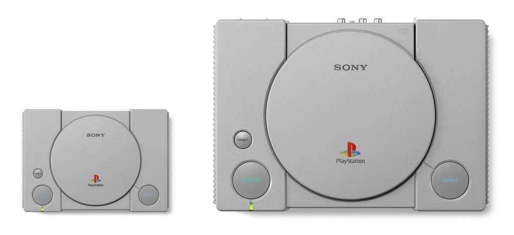 Слева компактная консоль PlayStation Classic снизу, крупная консоль PlayStation Classic справа, обе на белом фоне