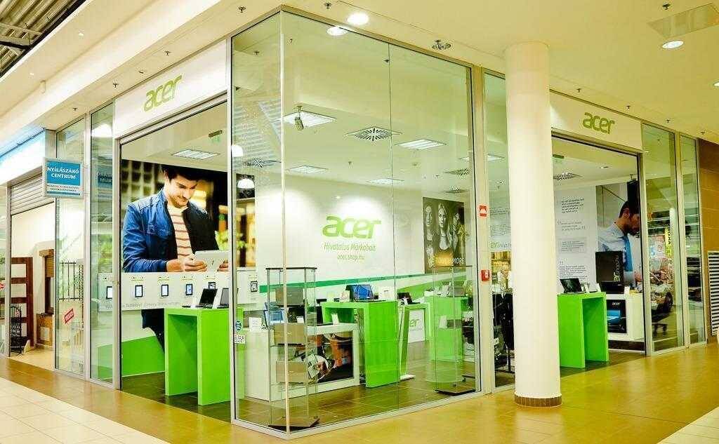 Магазин Acer с витриной и рекламным изображением смартфона