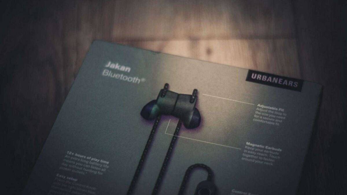 На упаковке наушников URBANEARS Jakan с кабелем и интерфейсом Bluetooth