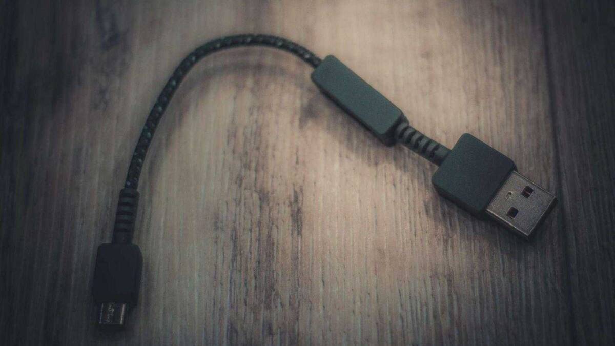 USB-кабель для OnePlus телевизора на деревянном фоне