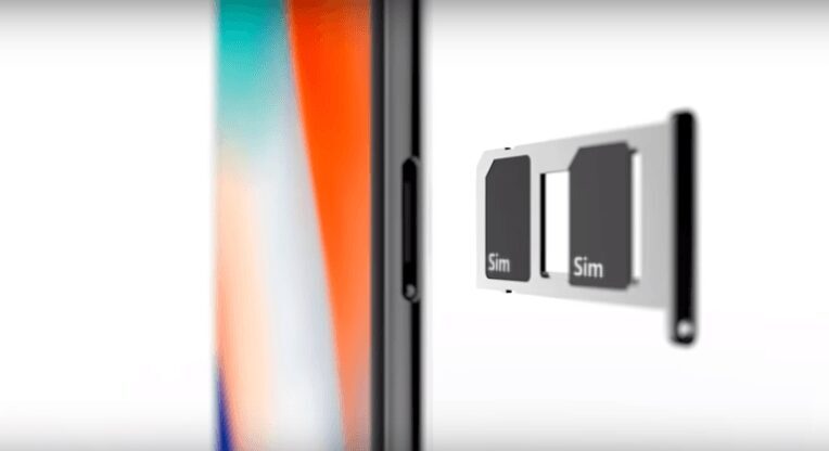 Боковая сторона iPhone с двумя SIM-картами и валиком для извлечения SIM-карт
