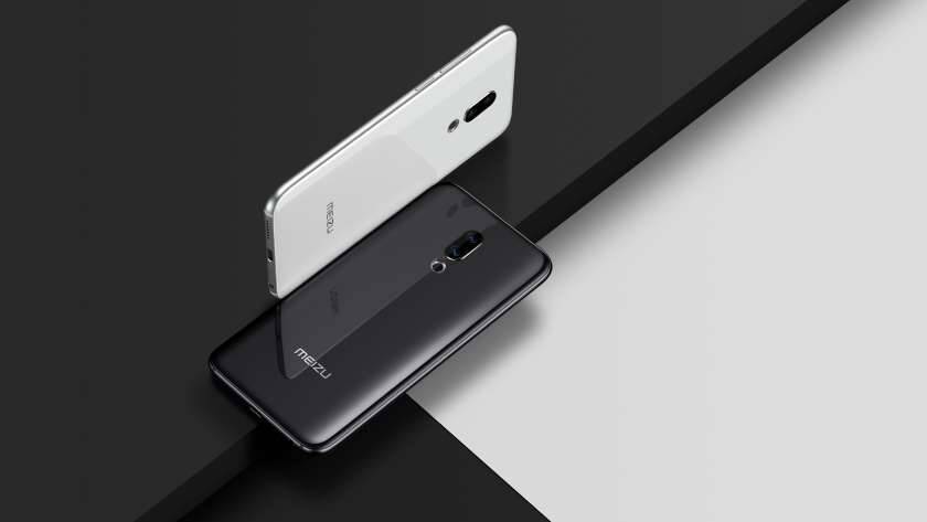 Два смартфона Meizu на черно-белом фоне вид сбоку и спереди