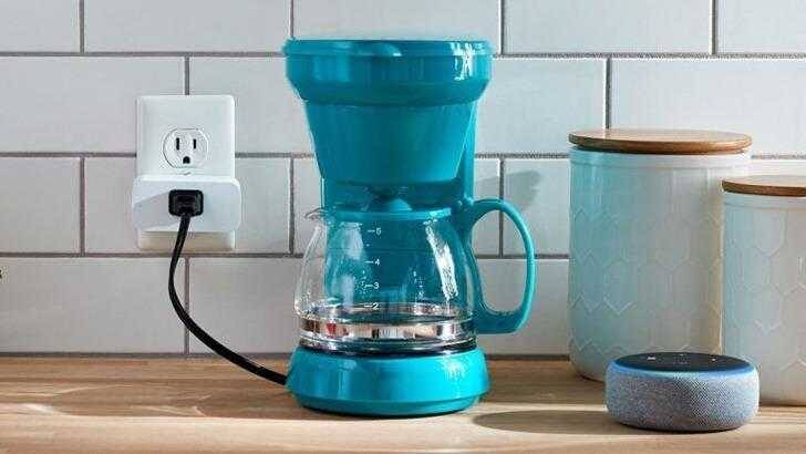 Amazon представила 13 новых устройств 11 Кофеварка Amazon с синей корпусом и стеклянной чашкой