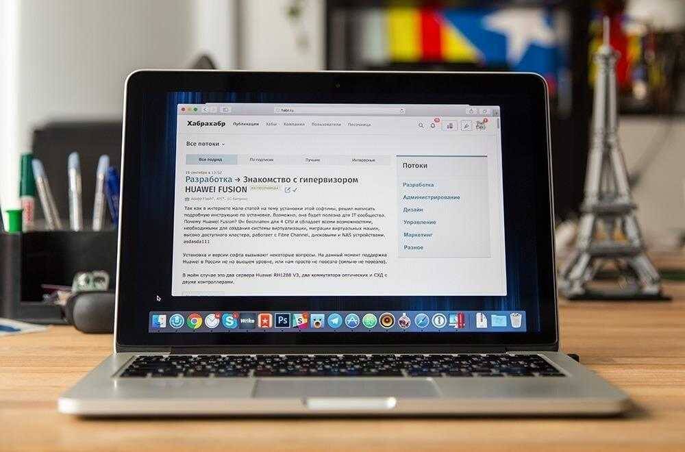Ноутбук с открытым браузером на рабочем столе изображение