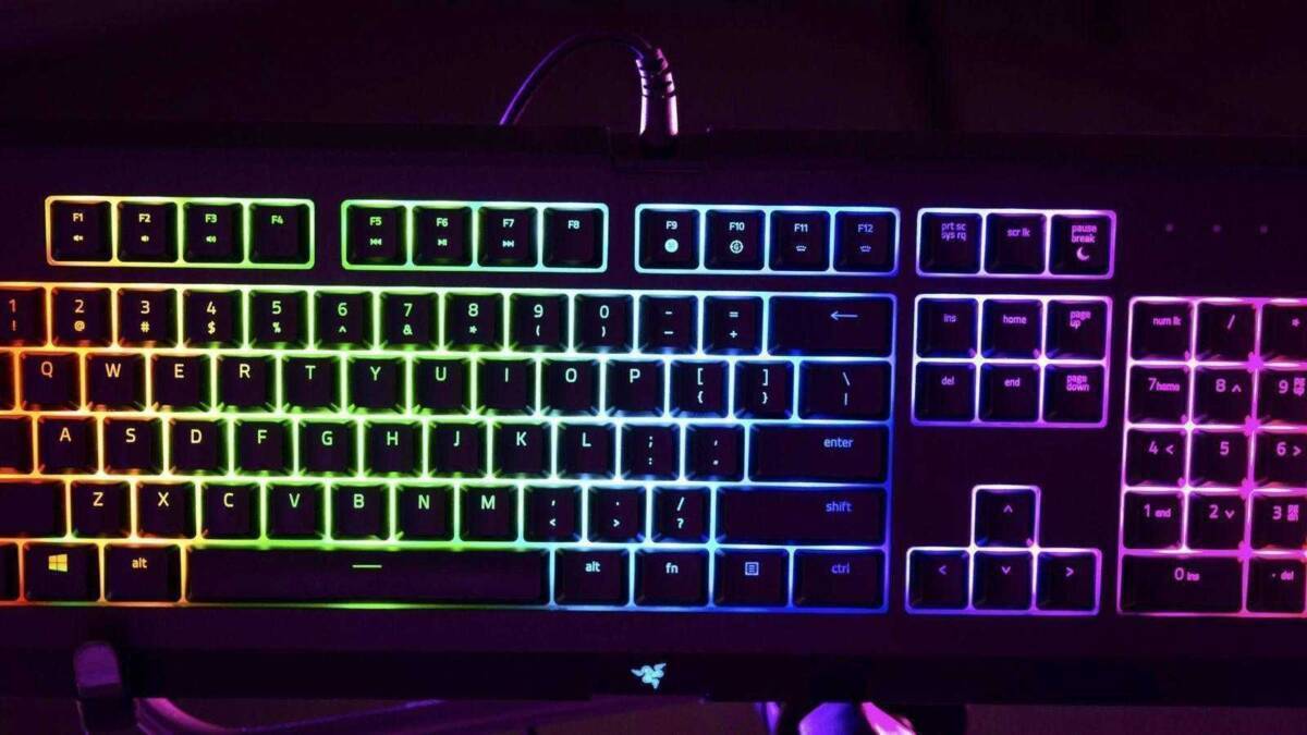Клавиатура Razer с RGB подсветкой яркими цветами