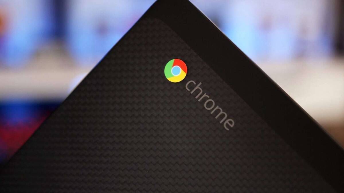 Экран компьютера с логотипом Chrome на заднем плане