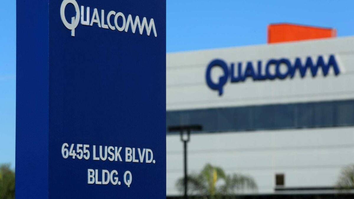 Уличный знак Qualcomm у здания компании