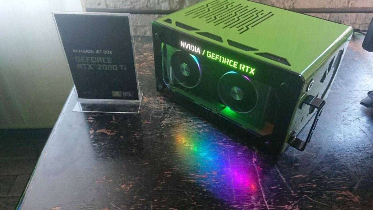 Видеокарта NVIDIA GeForce RTX 2080 издание Jet Box на столе