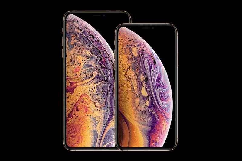Два новых iPhone XS Max на черном фоне