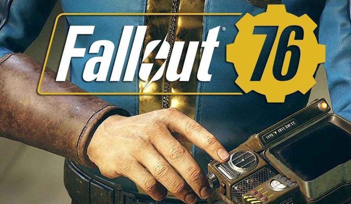 Рука держит игровой гаджет в руке с экранами